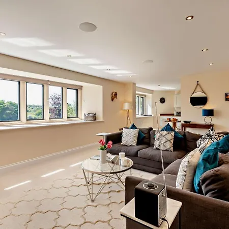 شقة 2 Bed In Oc-m31843 *